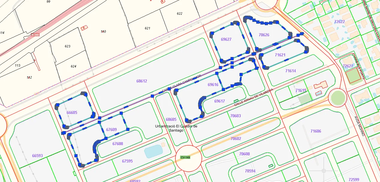 Parcelas importadas desde GML de Catastro sobre la cartografía urbana, con sus referencias.